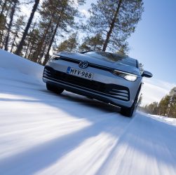 Noile anvelope Hakkapeliitta R5 pentru autoturisme și Hakkapeliitta R5 SUV pentru vehicule utilitare sport și crossover sunt concepute pentru a oferi siguranță fără compromisuri și funcții de condus inteligente pentru zilele de iarnă.